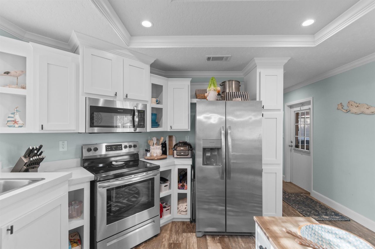 4609 Albatross St. Photo 9