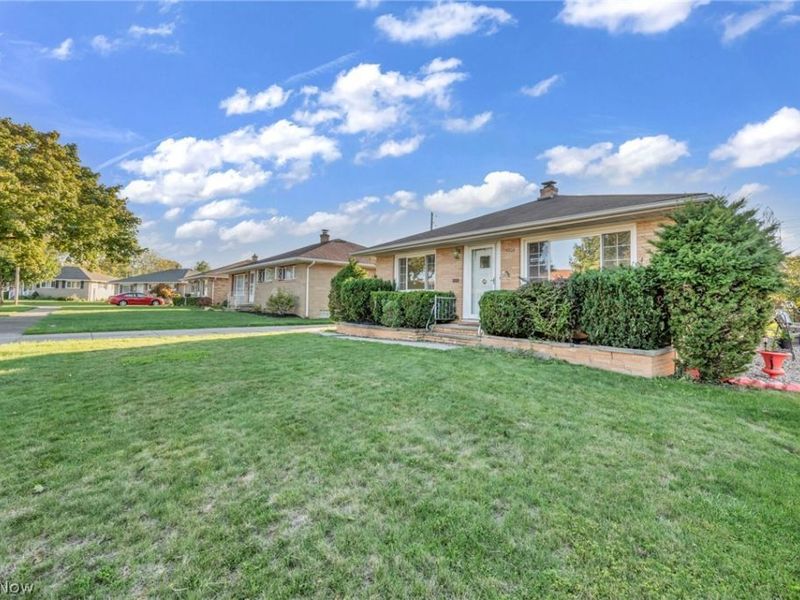 4208 Spring Crest Drive, Brooklyn, OH 44144 Photo 2