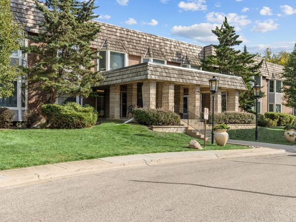 2300 Windsor Mall Court , Unit 2E, Park Ridge, IL 60068