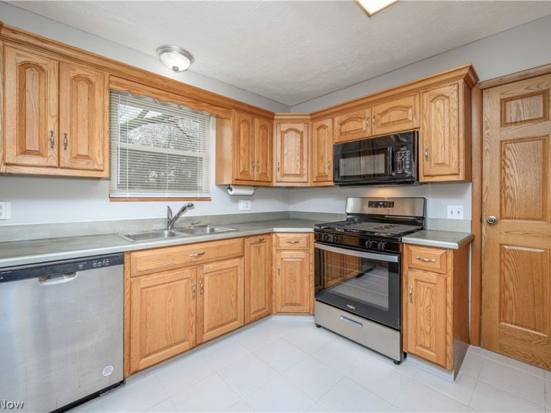 6860 Beridge Street, Louisville, OH 44641 Photo 12