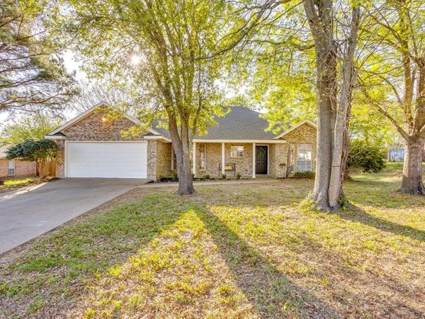 615 Rosewood Place , Joshua, TX 76058