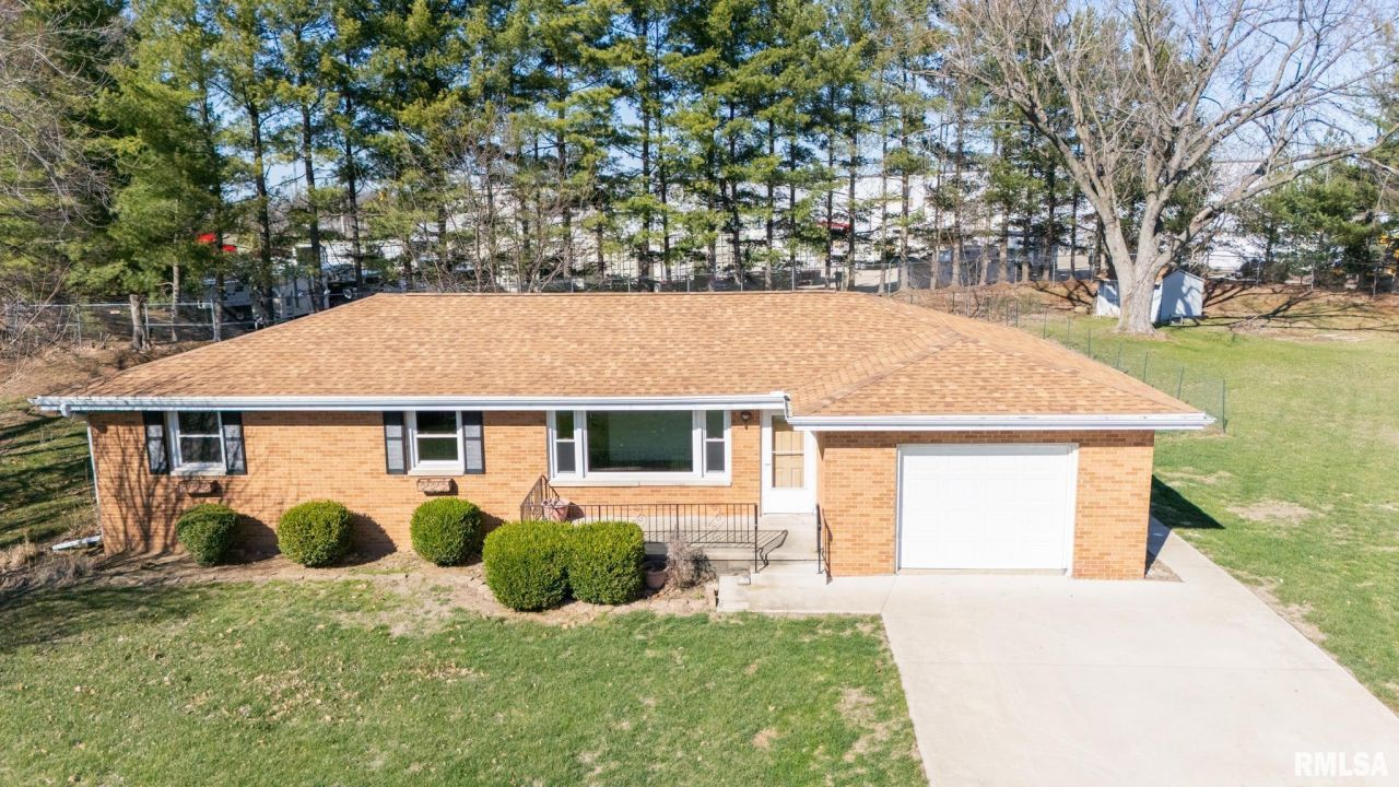 135 Glenview Avenue, East Peoria, IL 61611 Main Photo