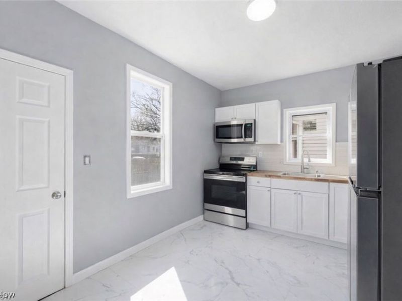 3237 Seymour Avenue, Cleveland, OH 44113 Photo 13