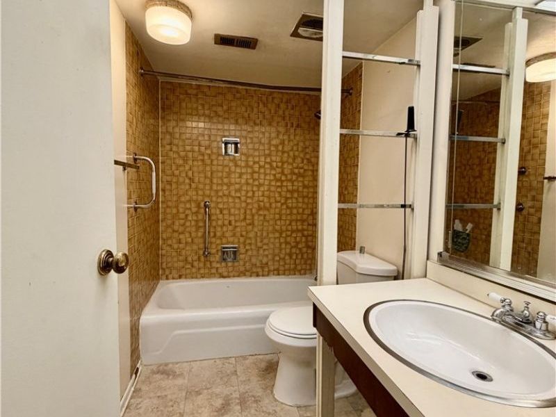 11 Trenton Square, Unit T27, Euclid, OH 44143 Photo 8