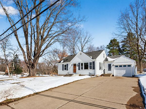 1946 Chatsworth Street N, Roseville, MN 55113