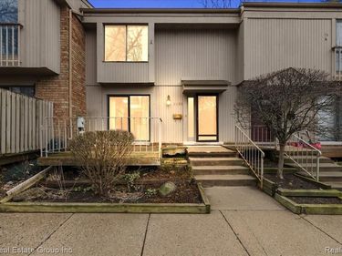 1432 Oakbrook E, Rochester Hills, MI 48307