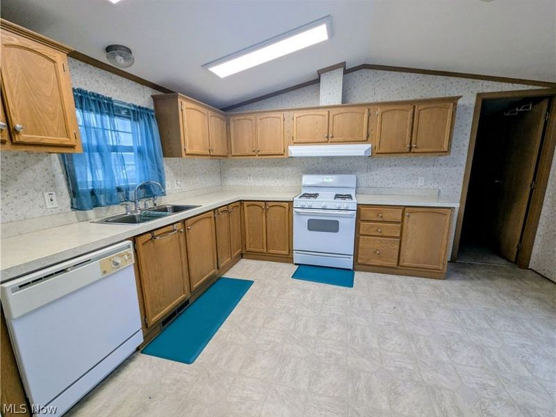 592 Sandtrap Circle, Painesville, OH 44077 Photo 16