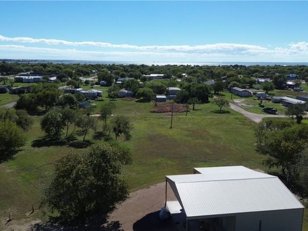 407 W Oakland Avenue , Seadrift, TX 77983