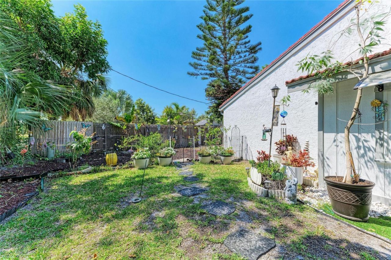 7236 Las Casas Dr , Sarasota, FL 34243 Photo