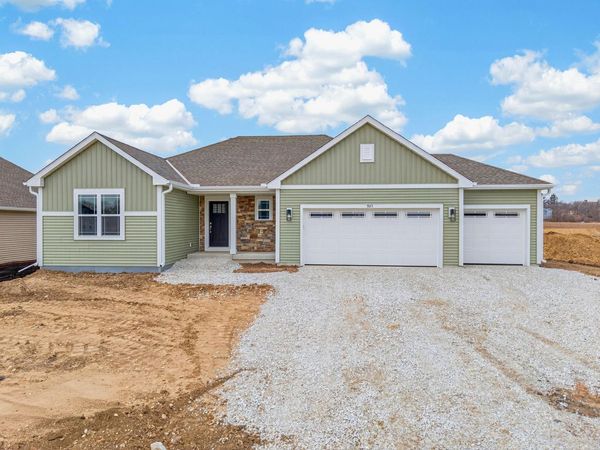 925 Cardinal Ln, Mukwonago, WI 53149