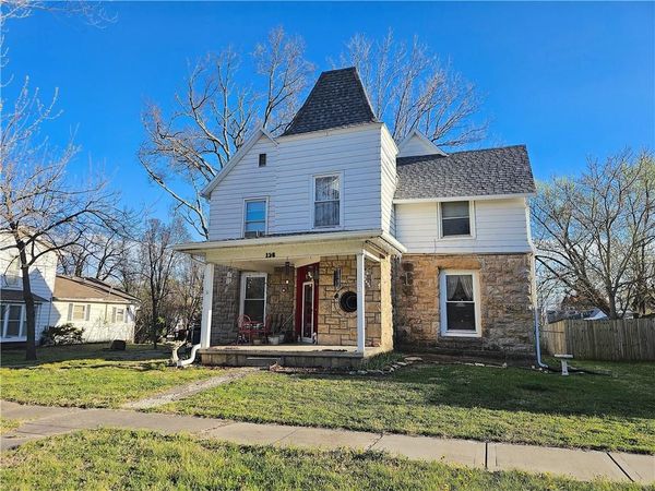 136 E 2nd Avenue, Garnett, KS 66032