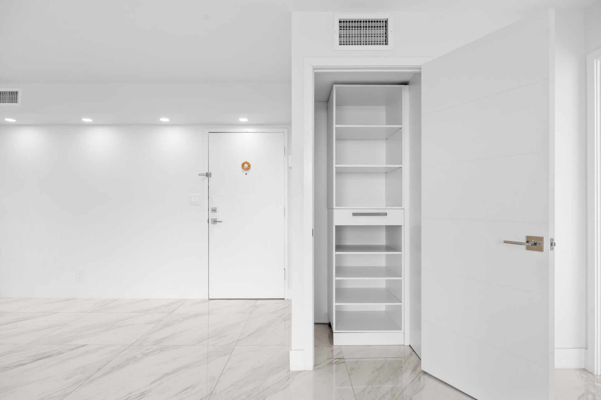 137 Golden Isles Drive, Unit 914, Hallandale Beach, FL 33009 Photo