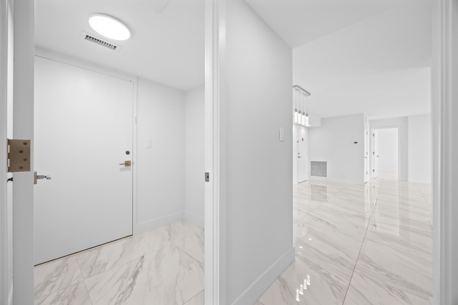 137 Golden Isles Drive, Unit 914, Hallandale Beach, FL 33009 Photo