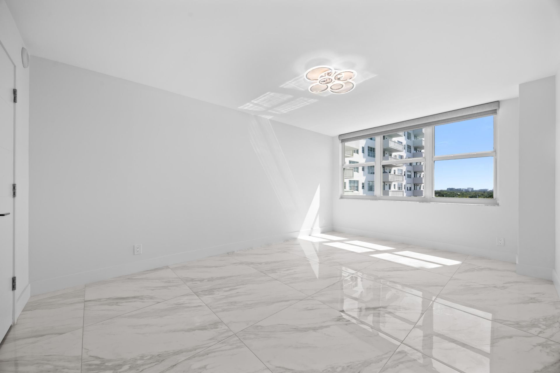 137 Golden Isles Drive, Unit 914, Hallandale Beach, FL 33009 Photo