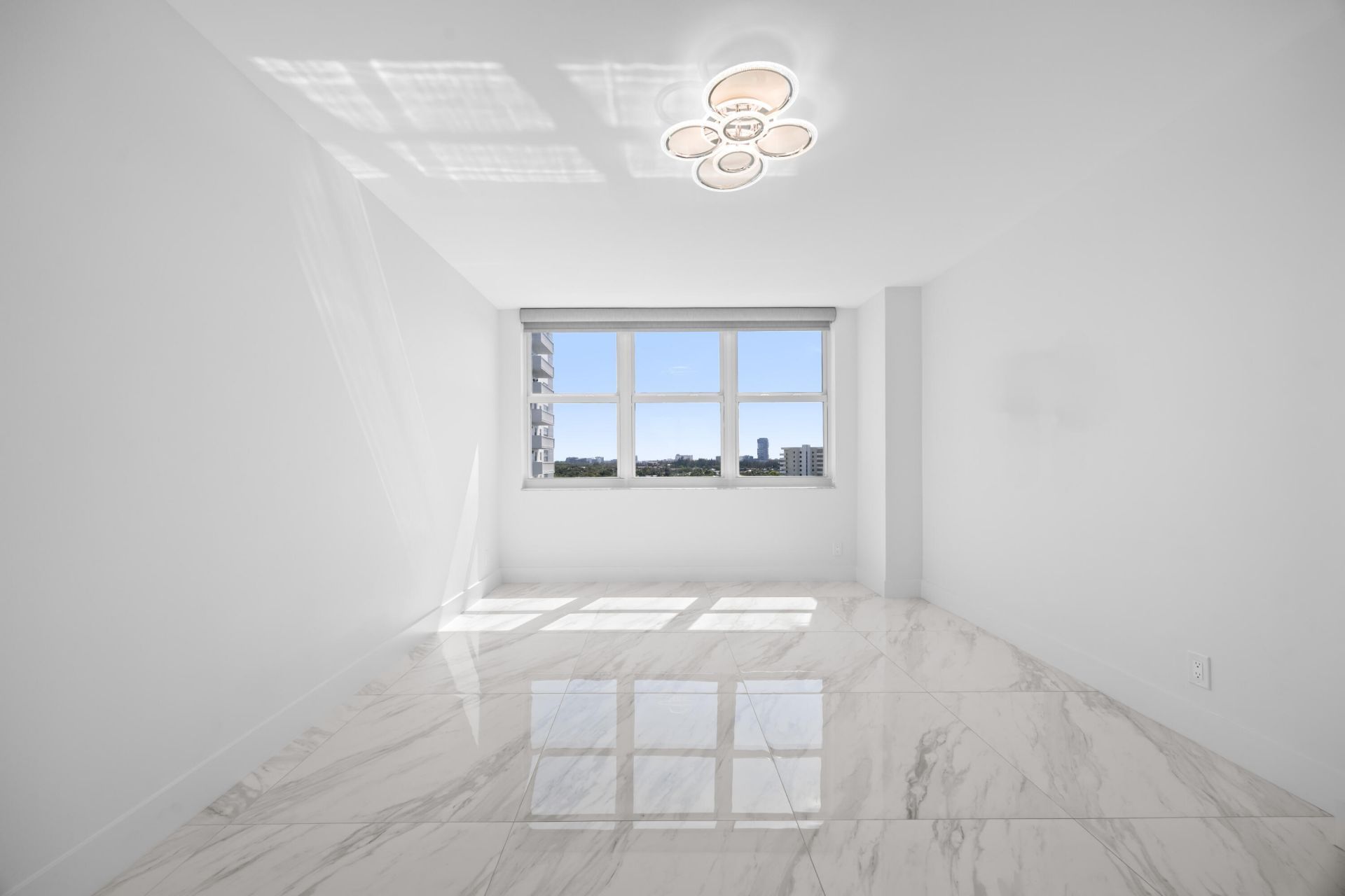 137 Golden Isles Drive, Unit 914, Hallandale Beach, FL 33009 Photo