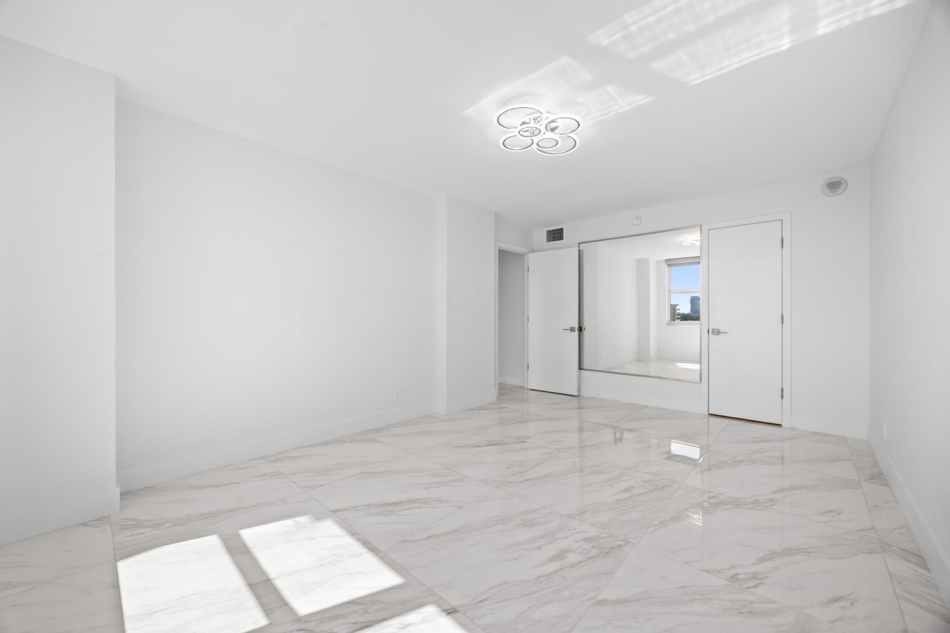 137 Golden Isles Drive, Unit 914, Hallandale Beach, FL 33009 Photo