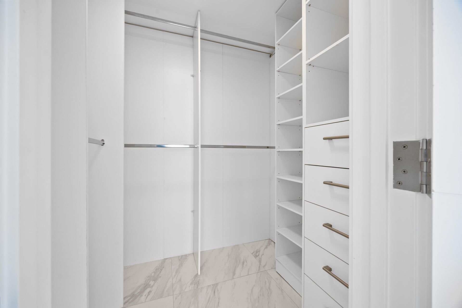 137 Golden Isles Drive, Unit 914, Hallandale Beach, FL 33009 Photo