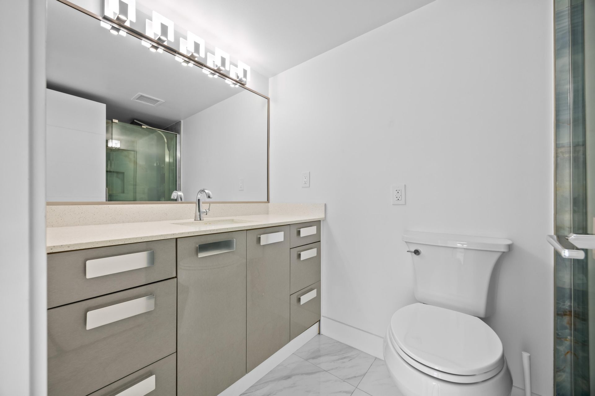 137 Golden Isles Drive, Unit 914, Hallandale Beach, FL 33009 Photo