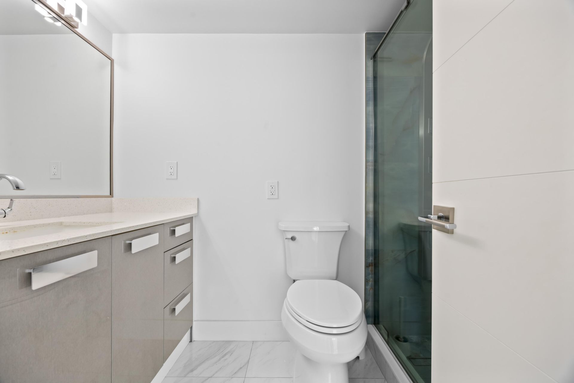 137 Golden Isles Drive, Unit 914, Hallandale Beach, FL 33009 Photo