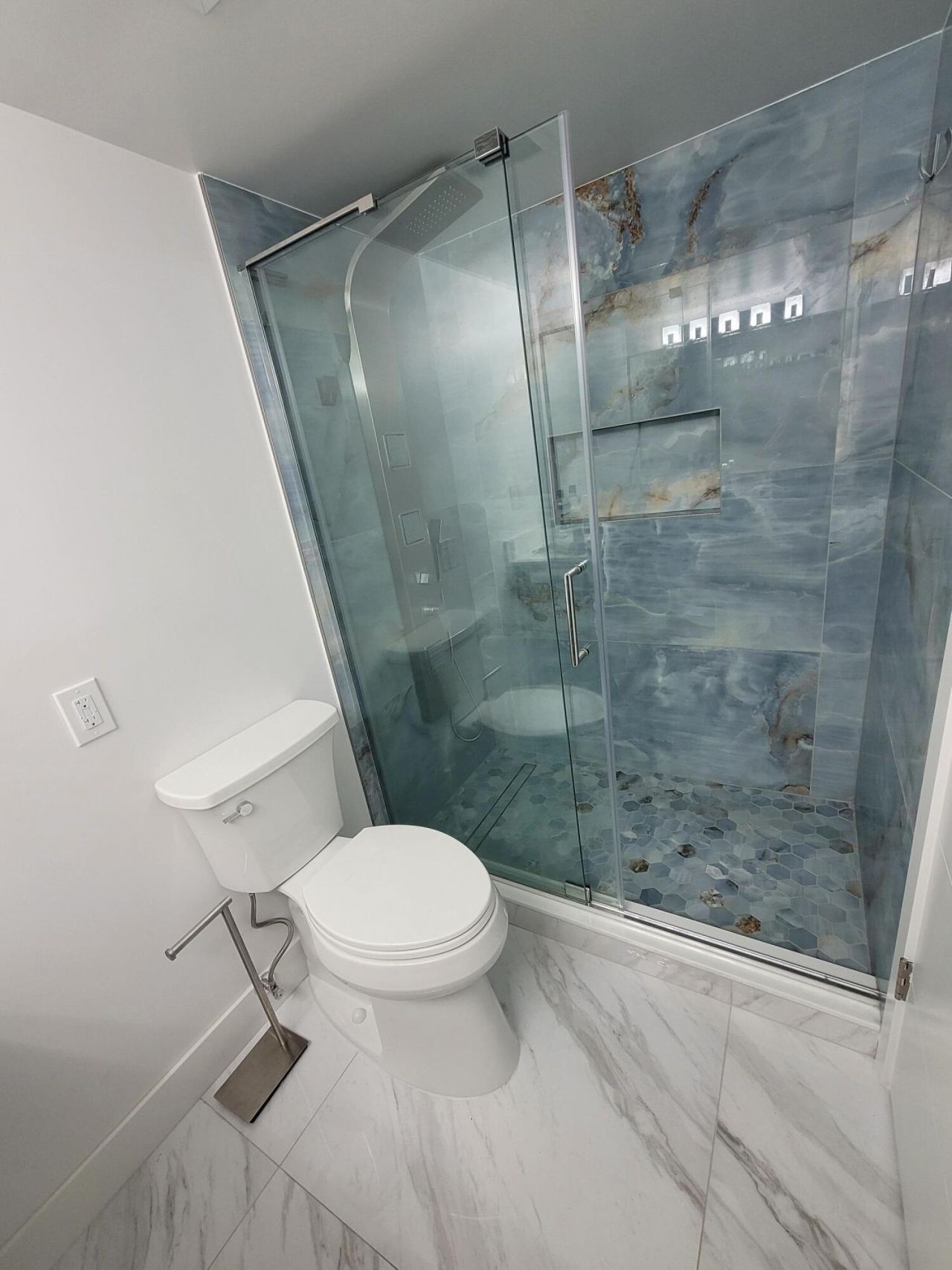 137 Golden Isles Drive, Unit 914, Hallandale Beach, FL 33009 Photo