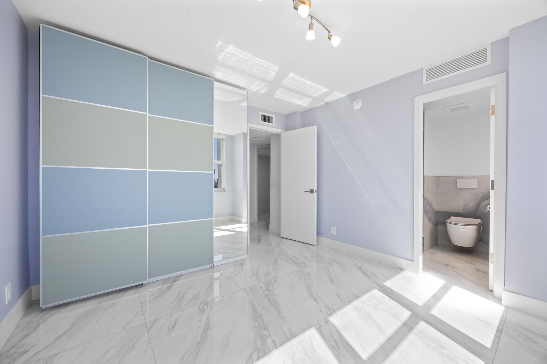 137 Golden Isles Drive, Unit 914, Hallandale Beach, FL 33009 Photo