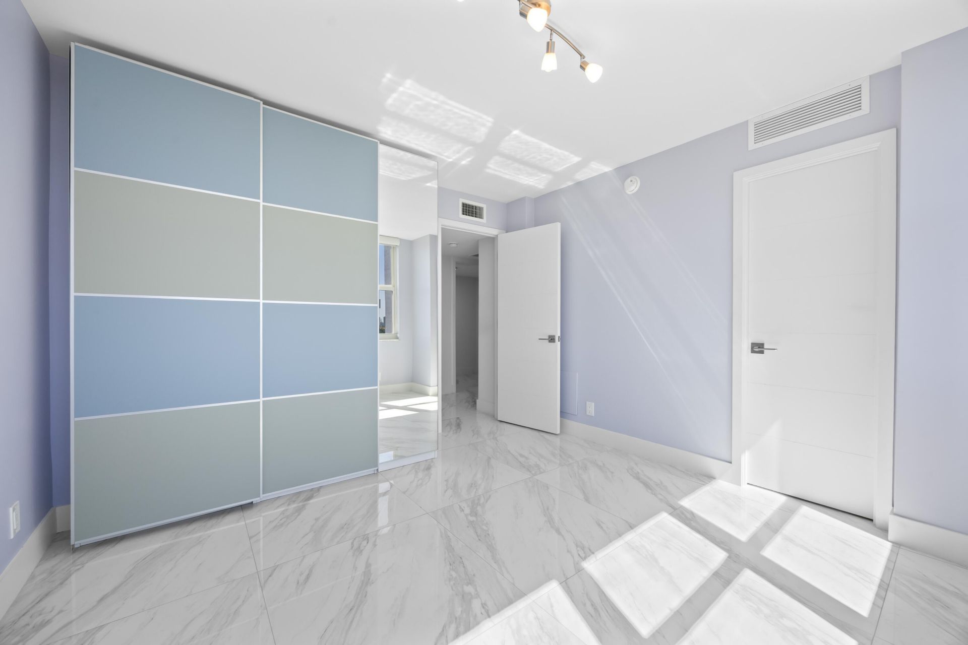 137 Golden Isles Drive, Unit 914, Hallandale Beach, FL 33009 Photo