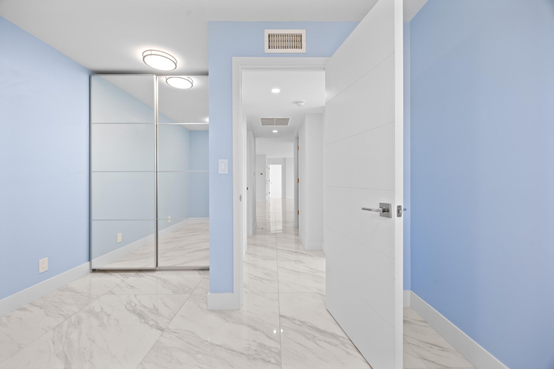 137 Golden Isles Drive, Unit 914, Hallandale Beach, FL 33009 Photo