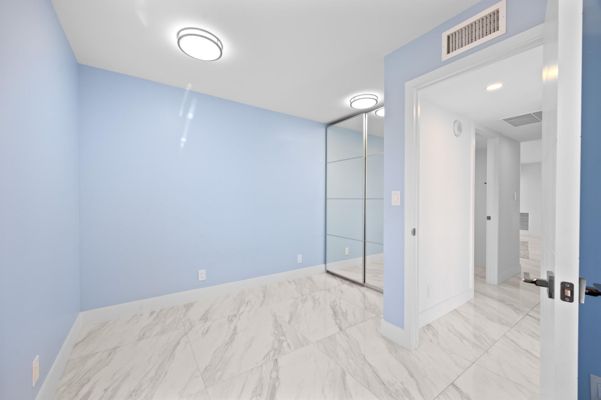 137 Golden Isles Drive, Unit 914, Hallandale Beach, FL 33009 Photo