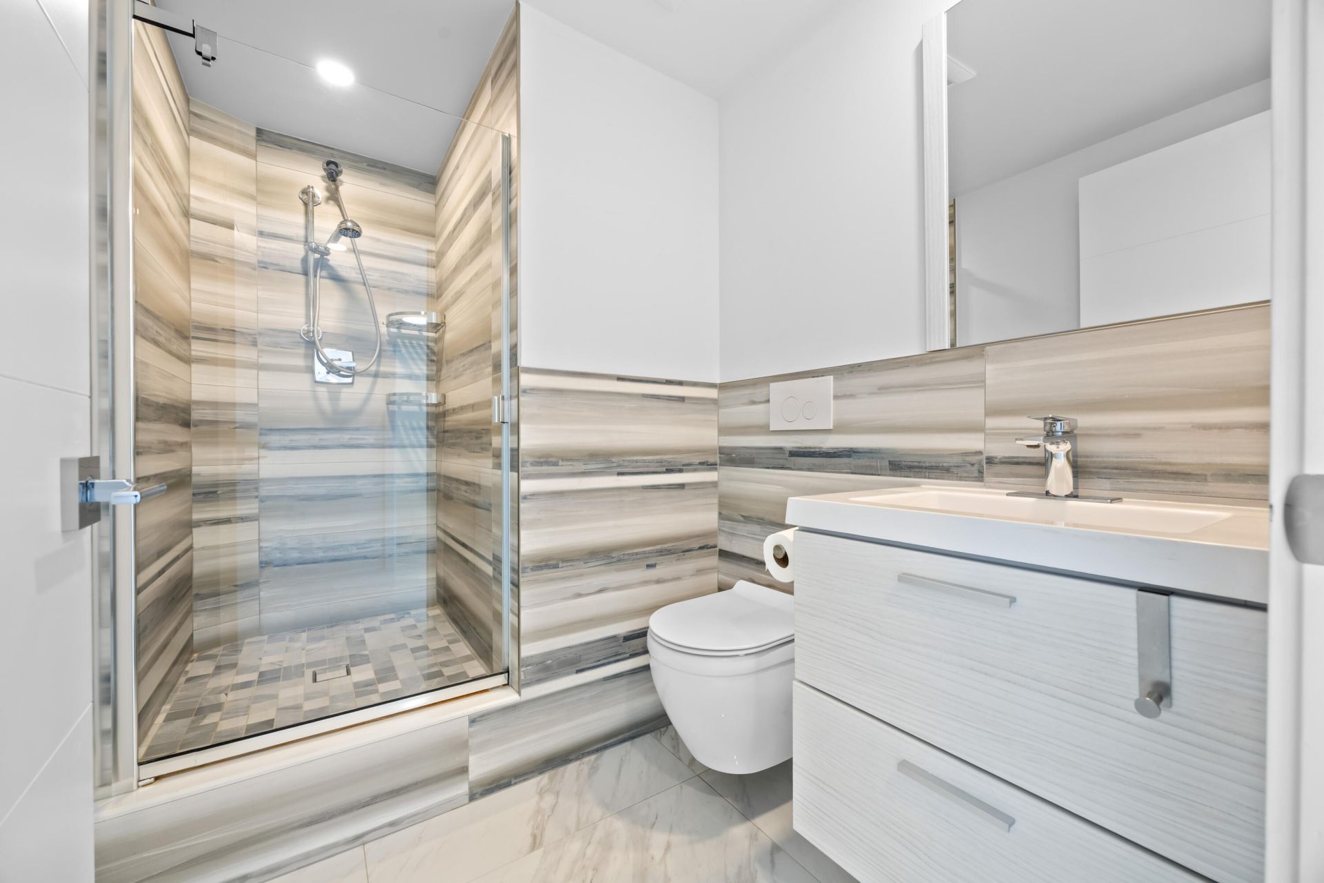 137 Golden Isles Drive, Unit 914, Hallandale Beach, FL 33009 Photo