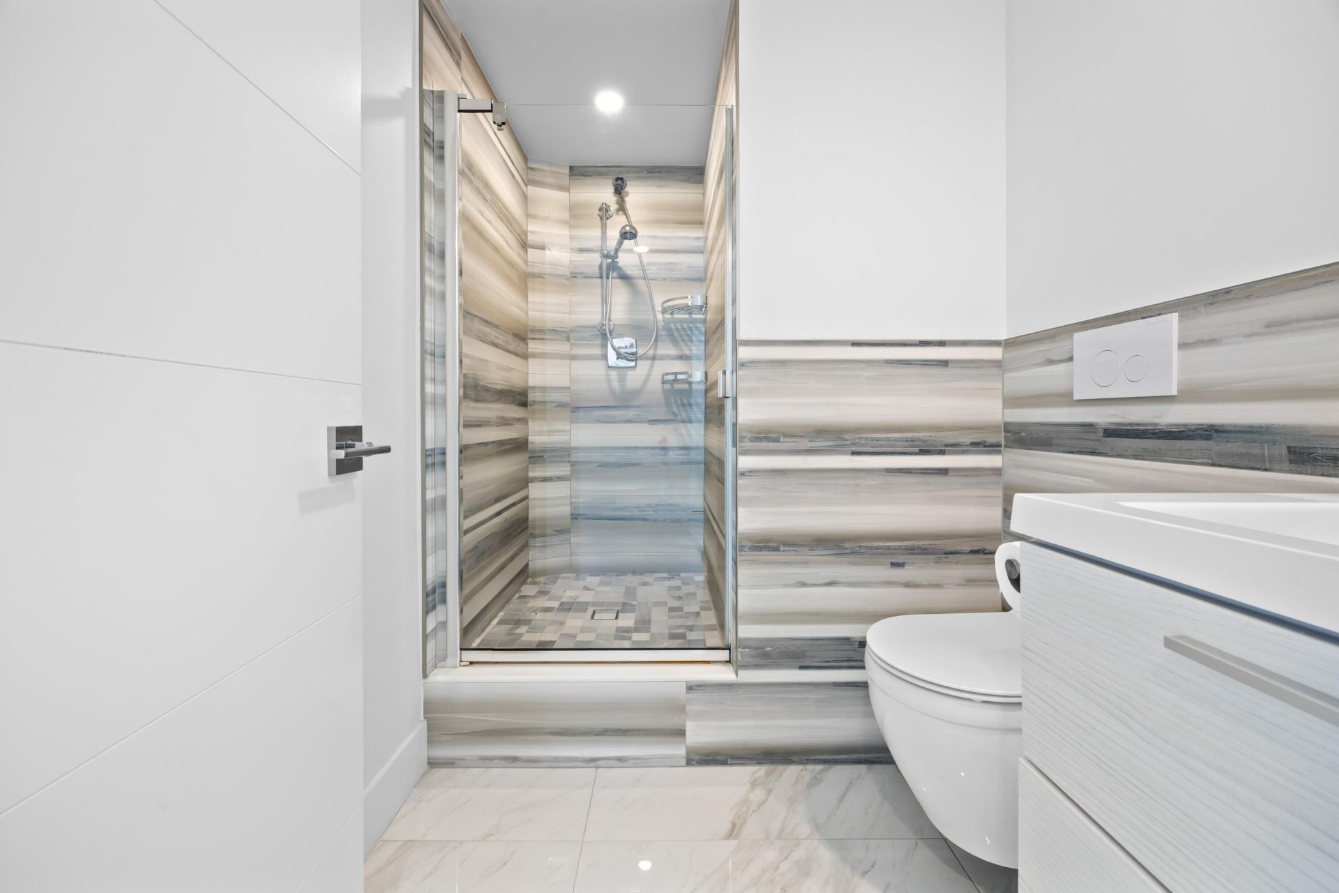 137 Golden Isles Drive, Unit 914, Hallandale Beach, FL 33009 Photo