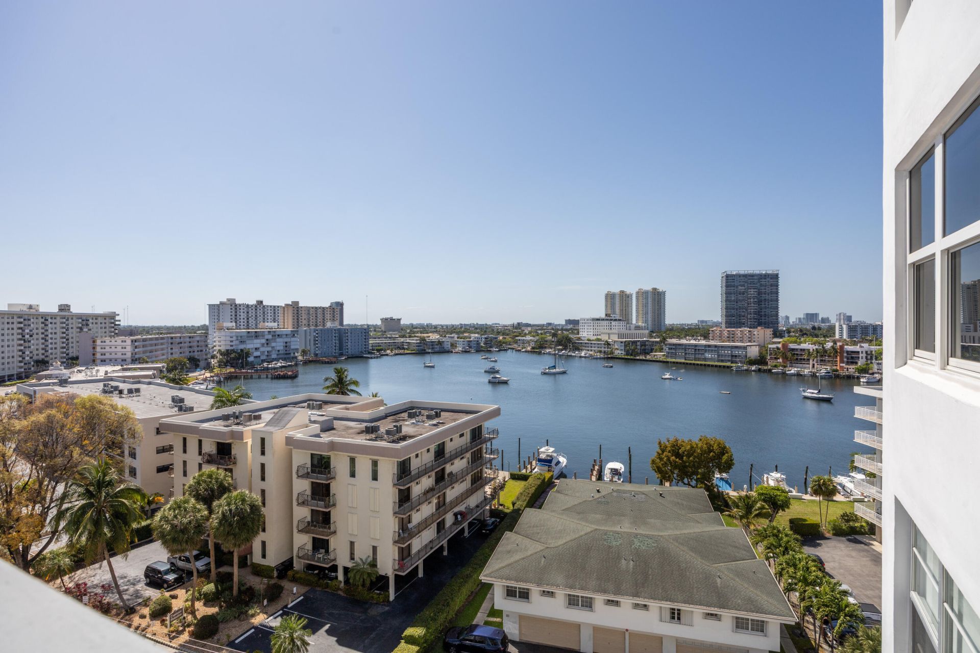 137 Golden Isles Drive, Unit 914, Hallandale Beach, FL 33009 Photo