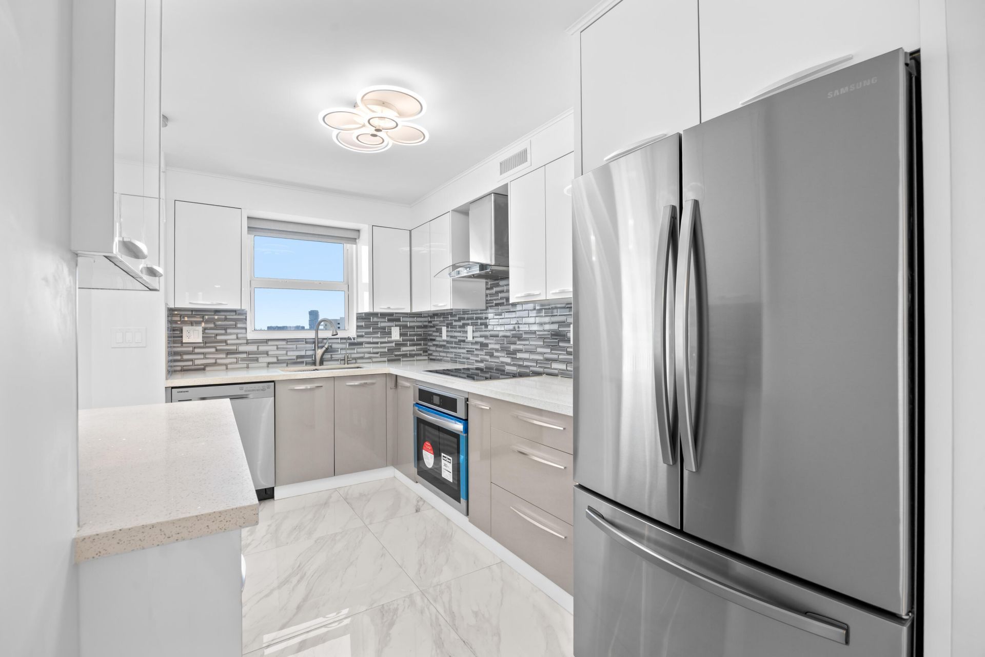 137 Golden Isles Drive, Unit 914, Hallandale Beach, FL 33009 Photo