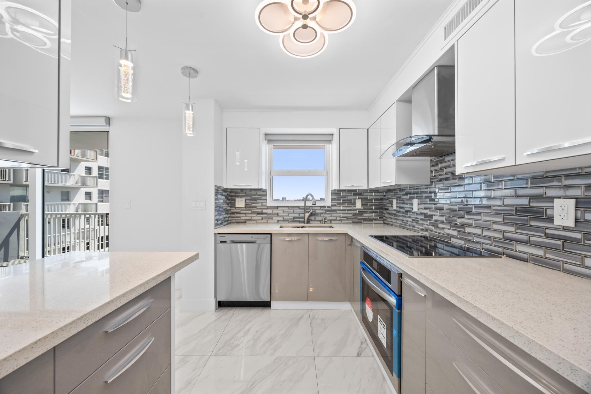 137 Golden Isles Drive, Unit 914, Hallandale Beach, FL 33009 Photo