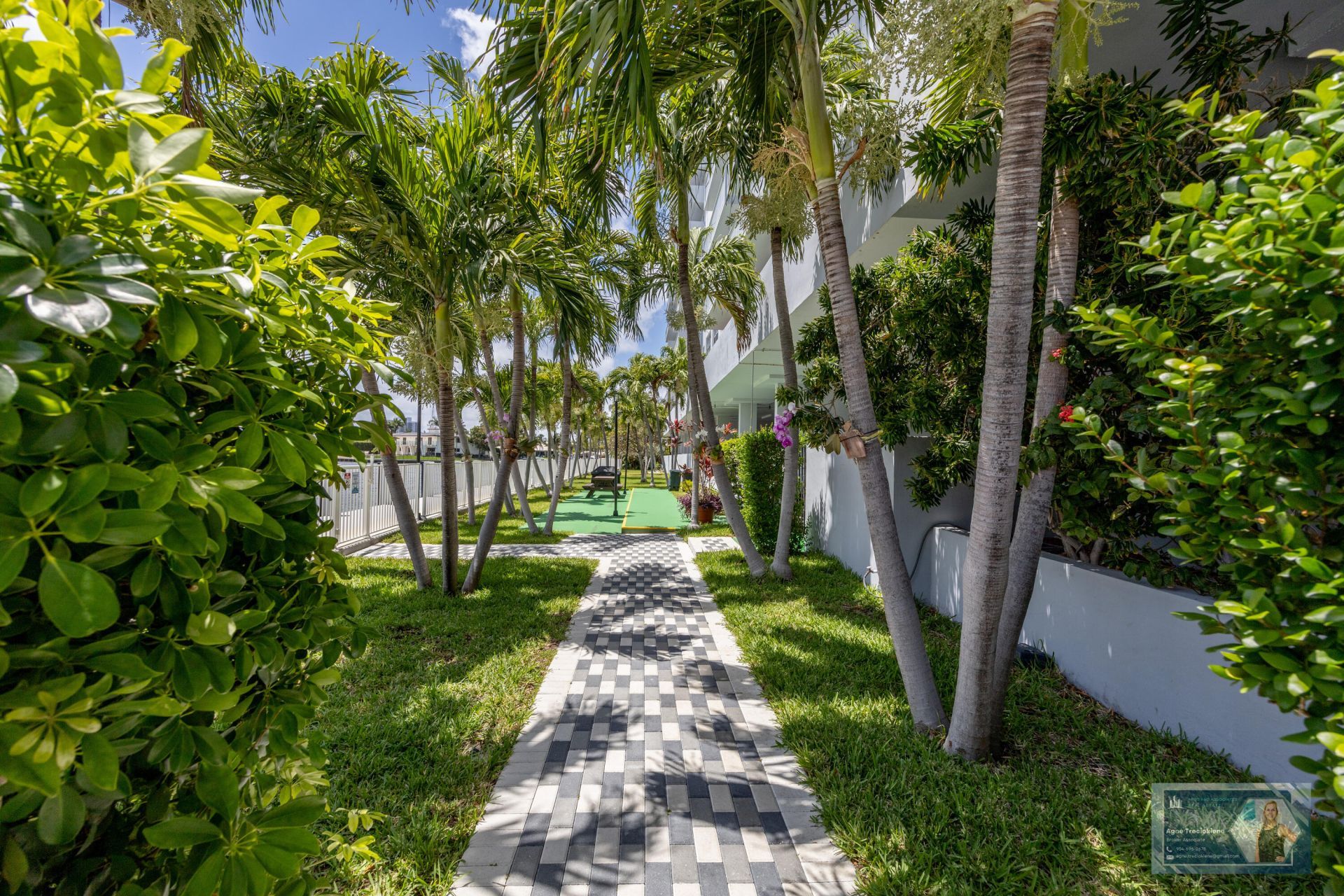 137 Golden Isles Drive, Unit 914, Hallandale Beach, FL 33009 Photo