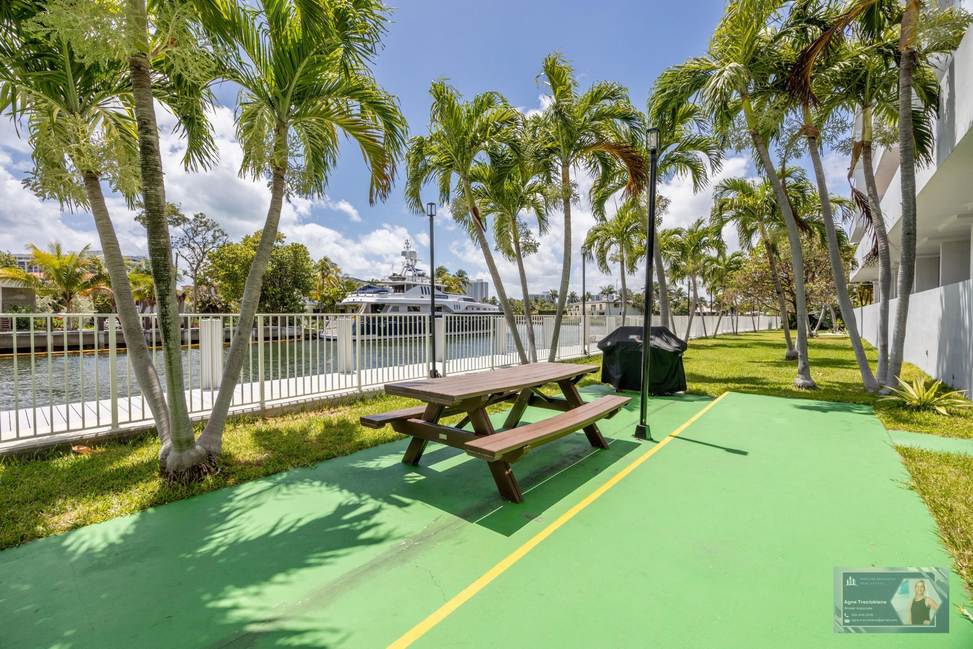 137 Golden Isles Drive, Unit 914, Hallandale Beach, FL 33009 Photo