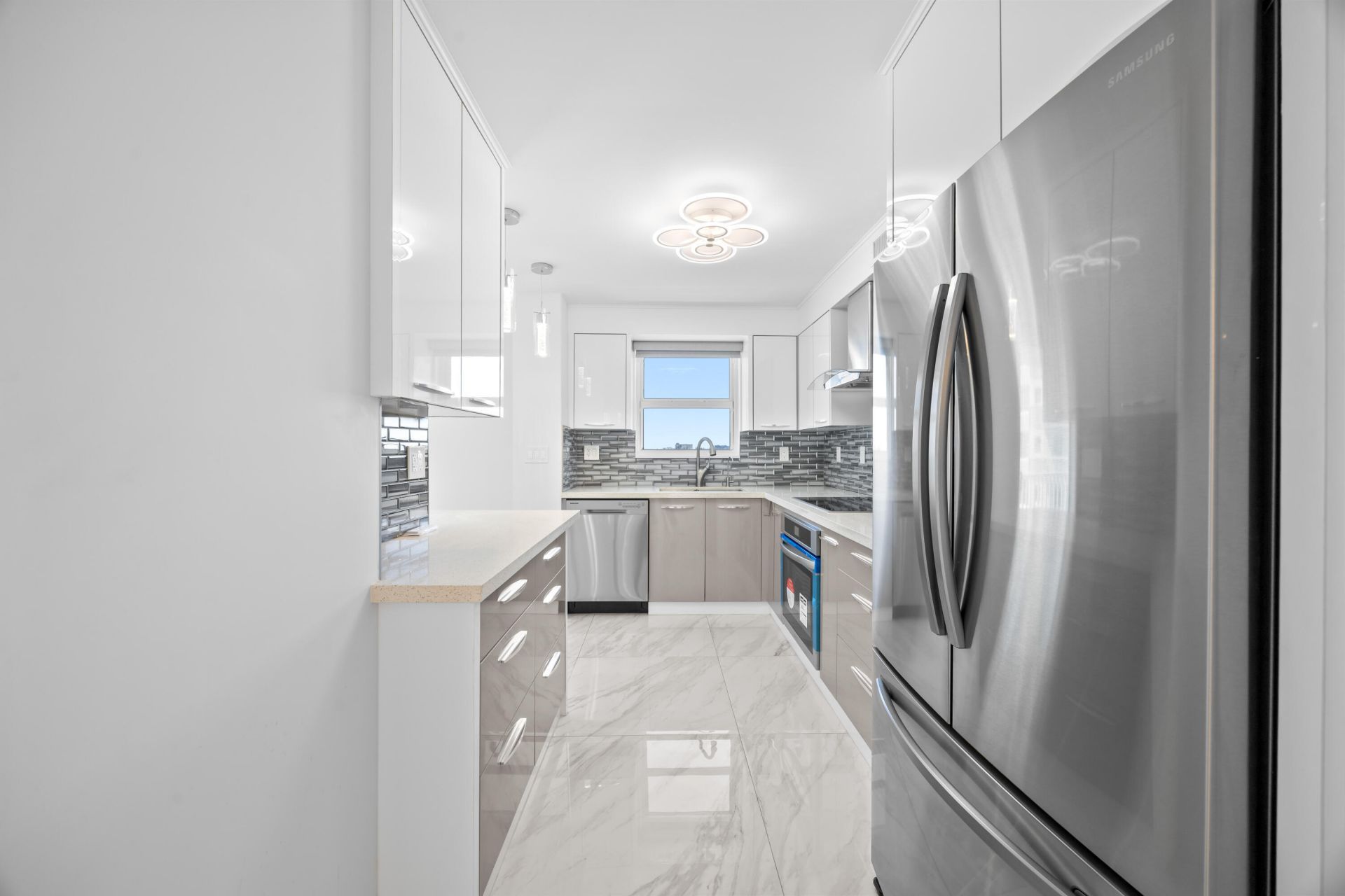 137 Golden Isles Drive, Unit 914, Hallandale Beach, FL 33009 Photo