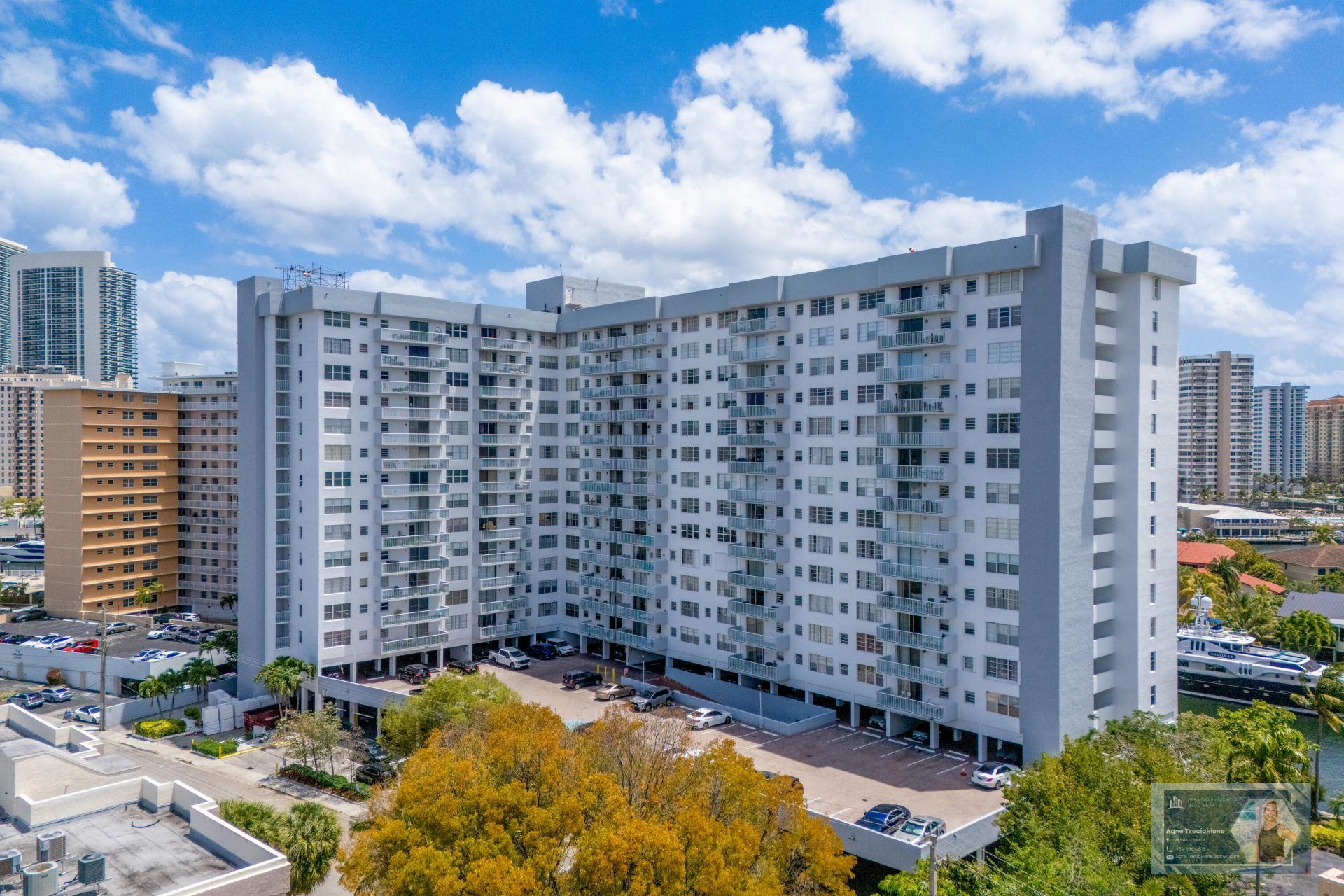 137 Golden Isles Drive, Unit 914, Hallandale Beach, FL 33009 Photo