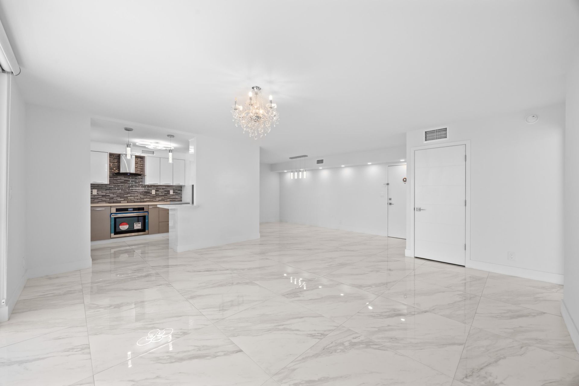 137 Golden Isles Drive, Unit 914, Hallandale Beach, FL 33009 Photo