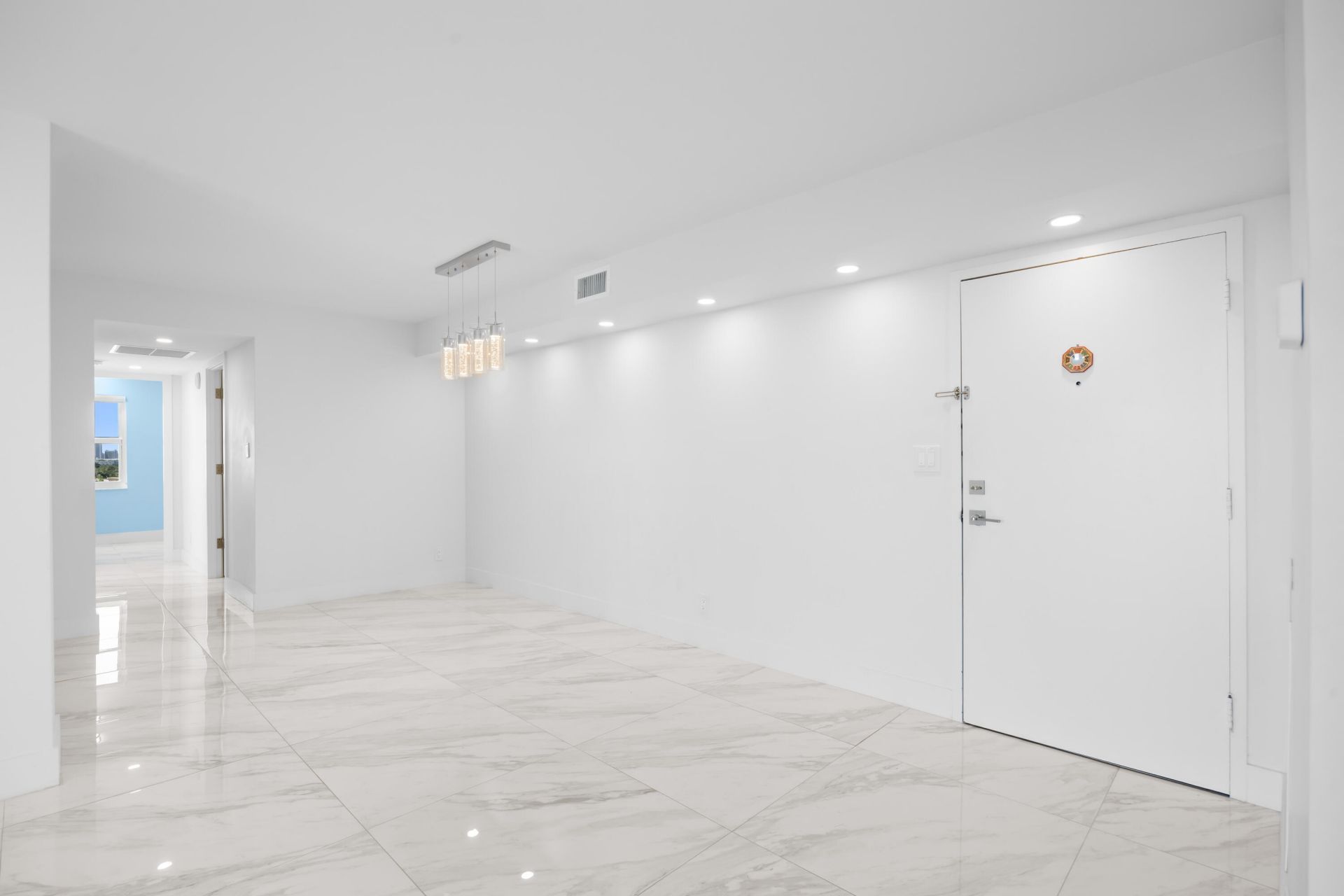 137 Golden Isles Drive, Unit 914, Hallandale Beach, FL 33009 Photo