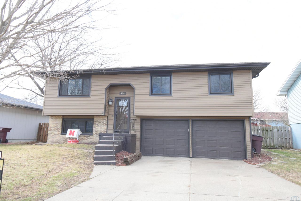 916 Pine St, South Sioux City, NE 68776 Main Photo
