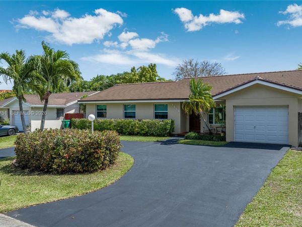 9014 SW 163rd Ter, Palmetto Bay, FL 33157