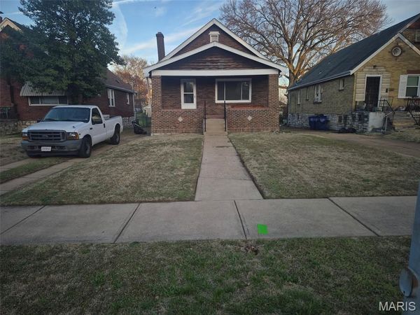 8554 Drury Lane, St Louis, MO 63147