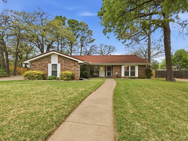 209 Valley View Court , Azle, TX 76020