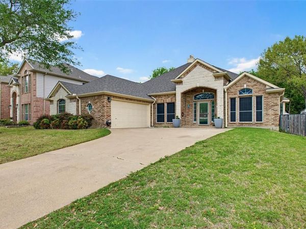 8 Whispering Bend Court, Mansfield, TX 76063