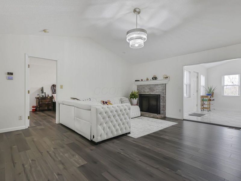 384 Sandburr Drive , Columbus, OH 43230 Photo 2