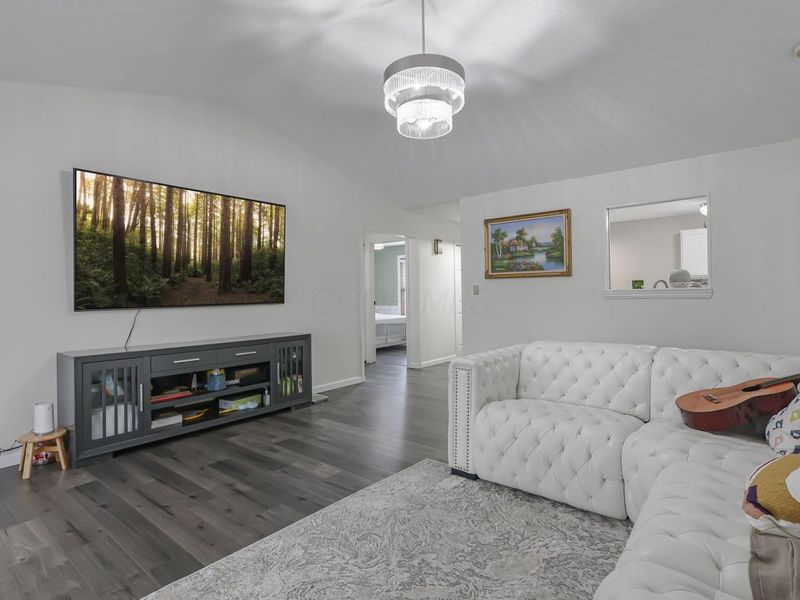 384 Sandburr Drive , Columbus, OH 43230 Photo 4