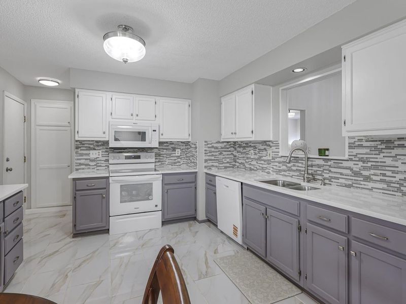 384 Sandburr Drive , Columbus, OH 43230 Photo 6