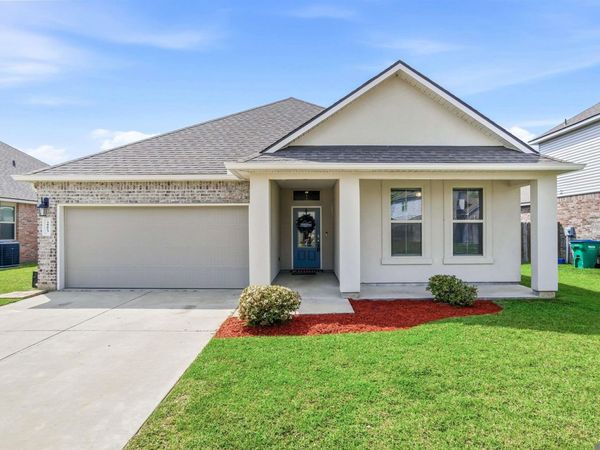 34273 Garnet Lake Dr, Walker, LA 70785