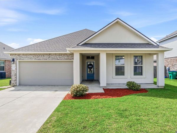 34273 Garnet Lake Dr, Walker, LA 70785