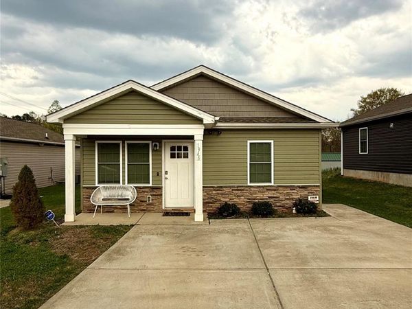 1946 11th Avenue NE, Hickory, NC 28601